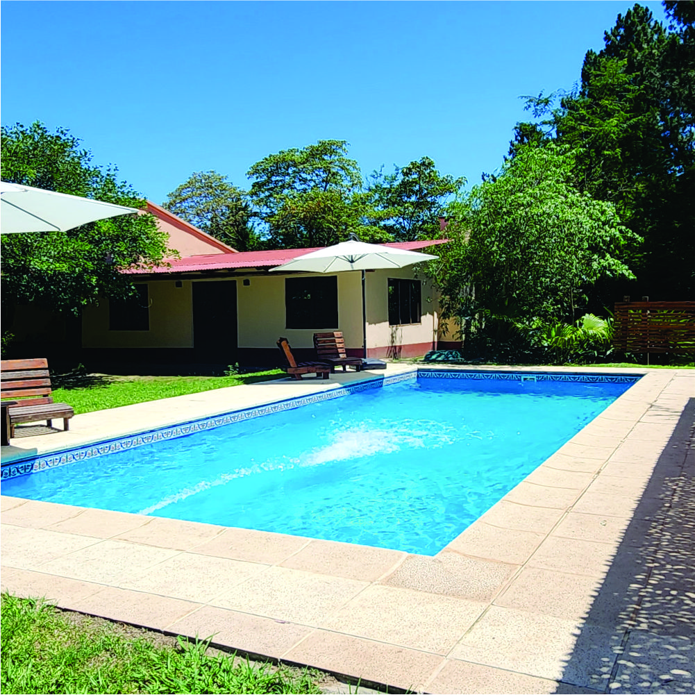 Piscina con deck-solarium de Huella Iberá